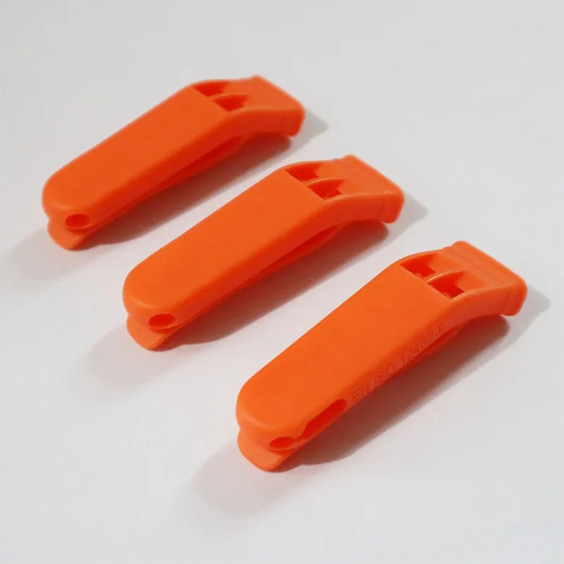 Di cosa sono fatti i fischietti di plastica?